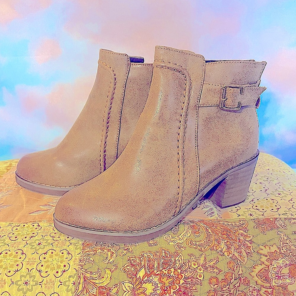 Lovely Women’s Faux Leather Tan Ankle Booties (Sz 7/Euro 38)